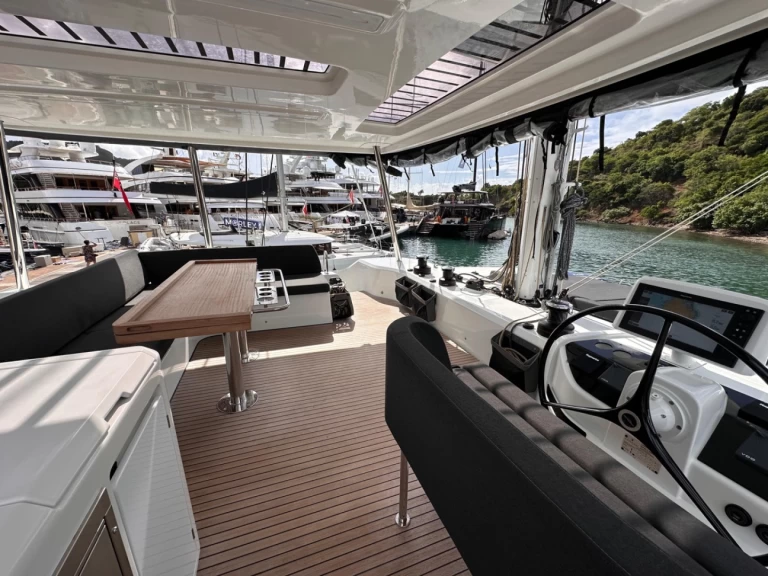 Lagoon Lagoon 55 charter bareboat eller skeppad i Cugnana Verde