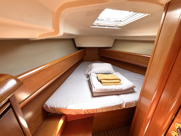 Uthyrning Segelbåt  Jeanneau med en båtlicens 