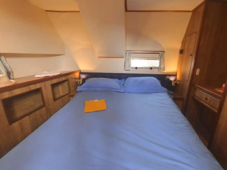 Le Boat Countess charter bareboat eller skeppad i Benson