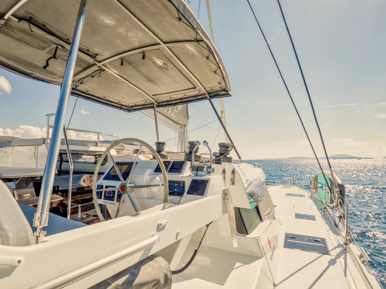 Fountaine Pajot Aura 51 charter bareboat eller skeppad i Lefkáda