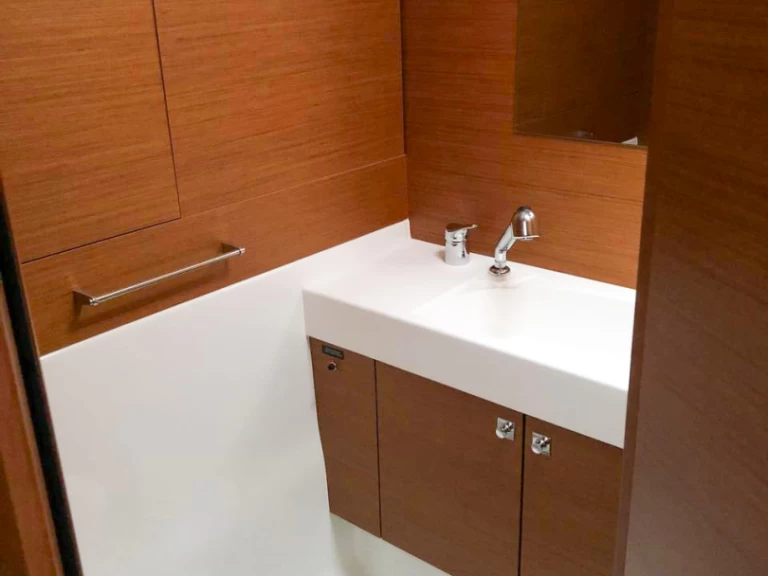 Uthyrning Segelbåt  Jeanneau med en båtlicens 