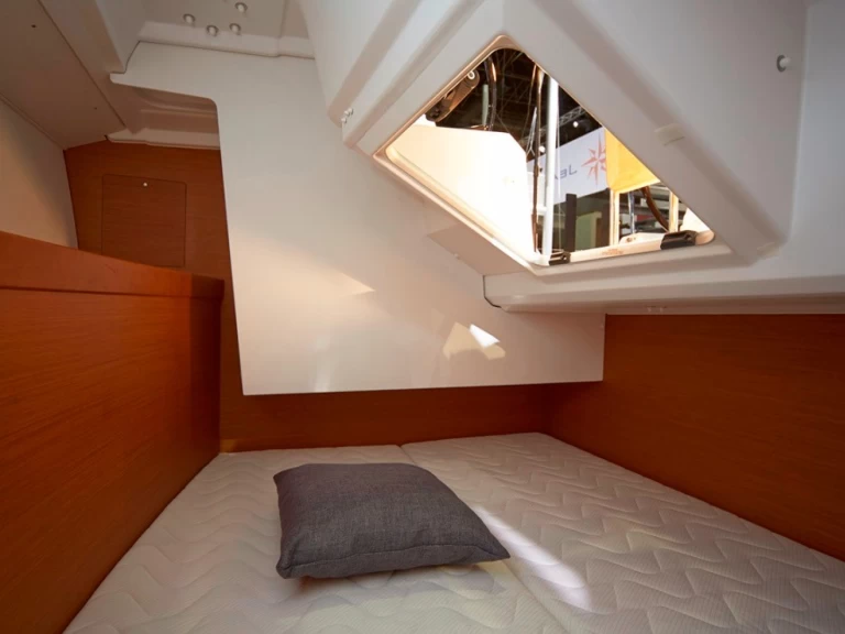 Uthyrning Segelbåt  Jeanneau med en båtlicens 