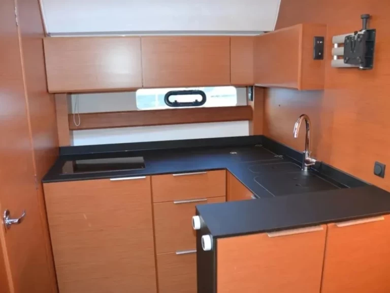 Bavaria Bavaria Sport 450 HT charter bareboat eller skeppad i Donji Seget