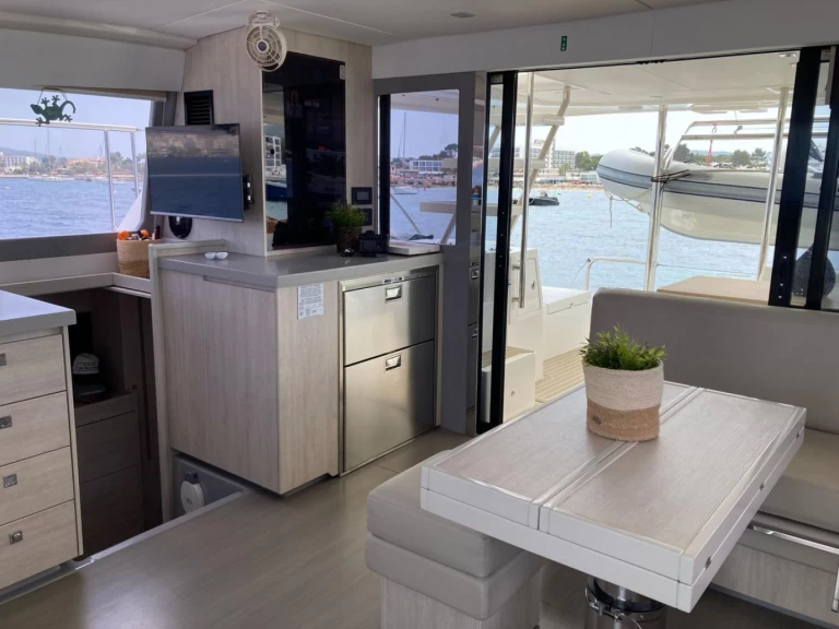 Yacht charter Aalsmeer billig Leopard 43 Power Cat Full Equipe
