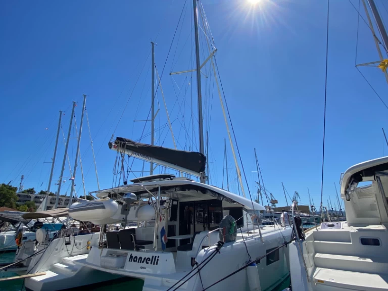 Lagoon Lagoon 42 charter bareboat eller skeppad i Le Marin