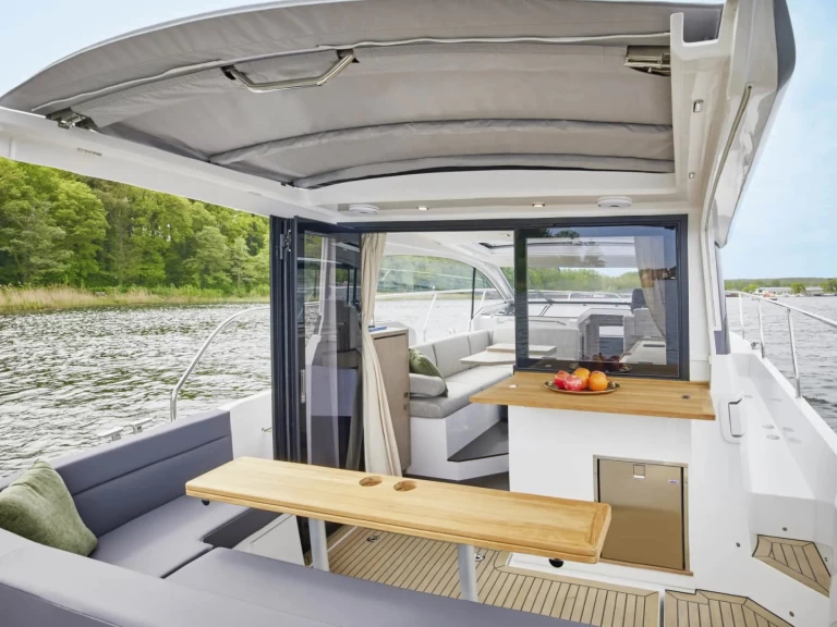 Sealine Sealine C335 charter bareboat eller skeppad i Biograd Na Moru