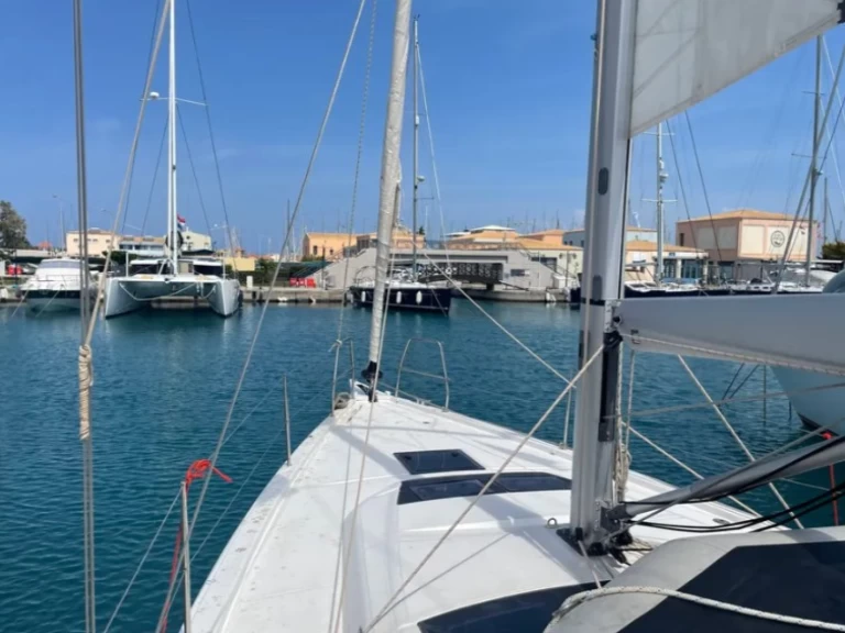 Dufour Dufour 390 charter bareboat eller skeppad i Lefkáda