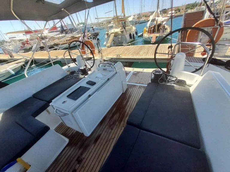 Jeanneau Sun Odyssey 440 charter bareboat eller skeppad i Rhodes (City)