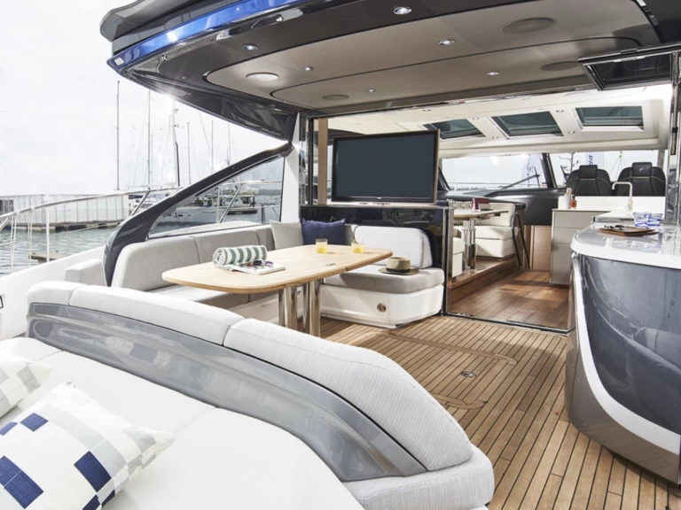 Hyr en Princess Princess V55 Port de Saint Tropez 