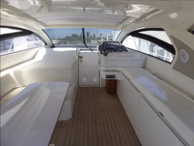 Uthyrning Motorbåt  Azimut med en båtlicens 