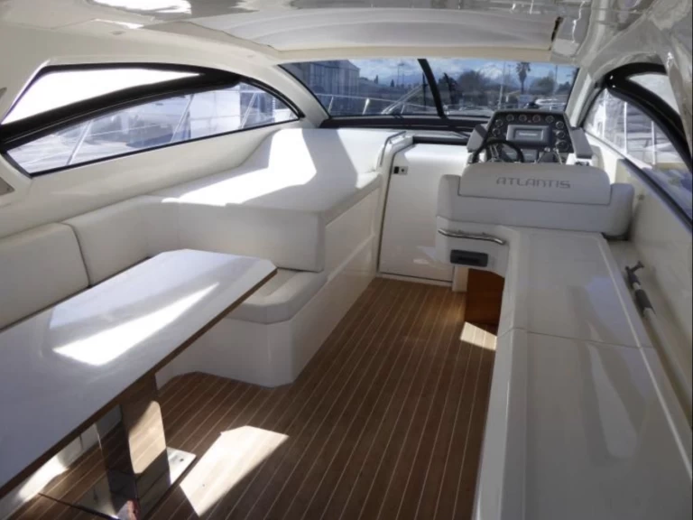 Azimut Atlantis 48 charter bareboat eller skeppad i Port de Saint Tropez