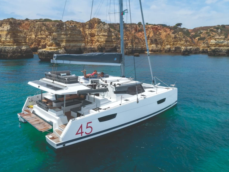 Fountaine Pajot Elba 45 charter bareboat eller skeppad i Ajaccio