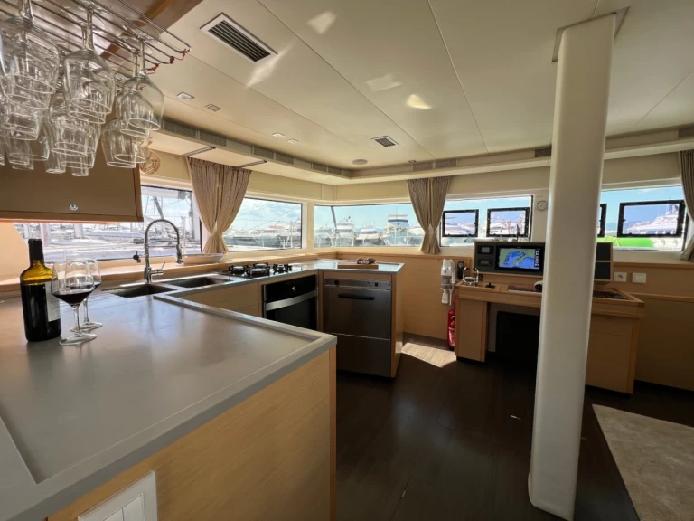 Lagoon Lagoon 52 F charter bareboat eller skeppad i Cagliari