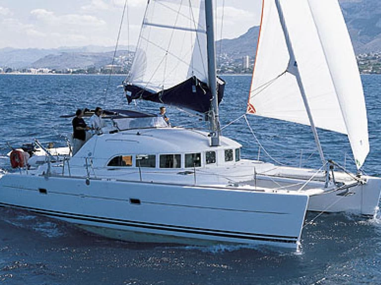 Hyra Katamaran  med eller utan skeppare Lagoon Empuriabrava 