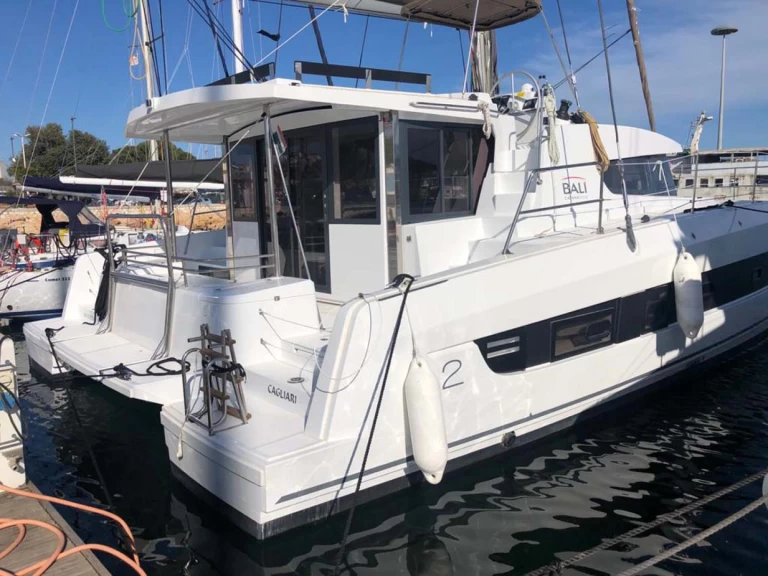 Bali Bali 4.2 charter bareboat eller skeppad i Golfo Aranci