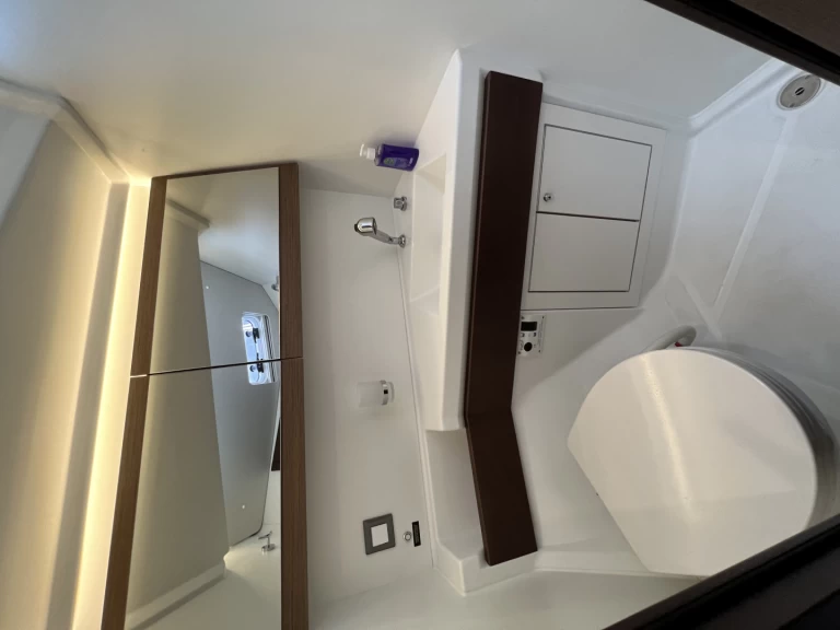 Hyr en Bénéteau Oceanis 46.1 - 11 berths Alimos 