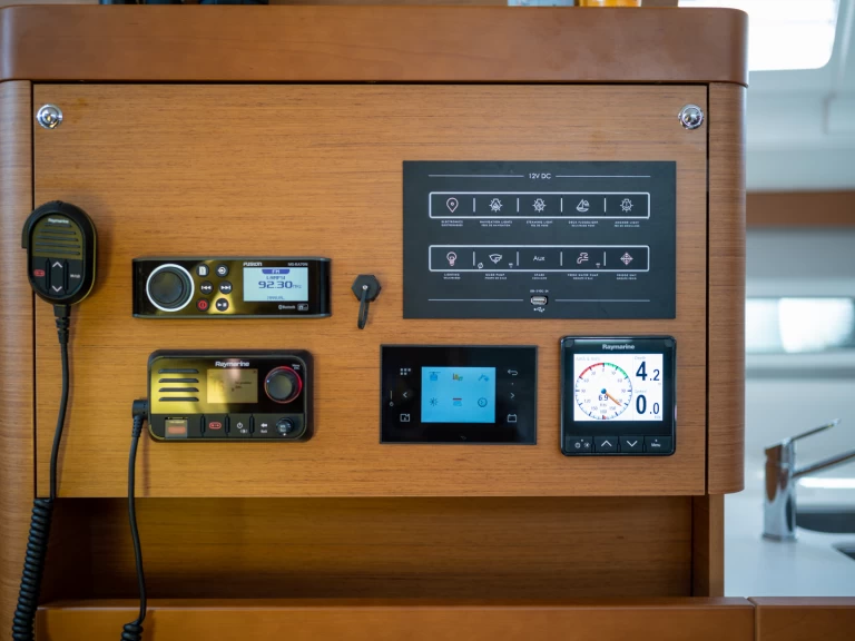 Jeanneau Sun Odyssey 490[G] charter bareboat eller skeppad i Alimos