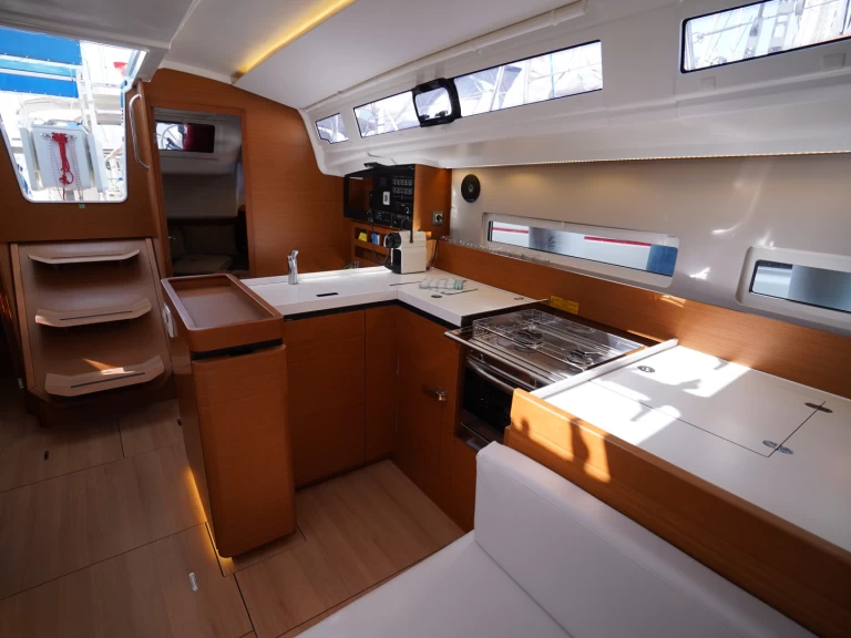 Uthyrning Segelbåt  Jeanneau med en båtlicens 