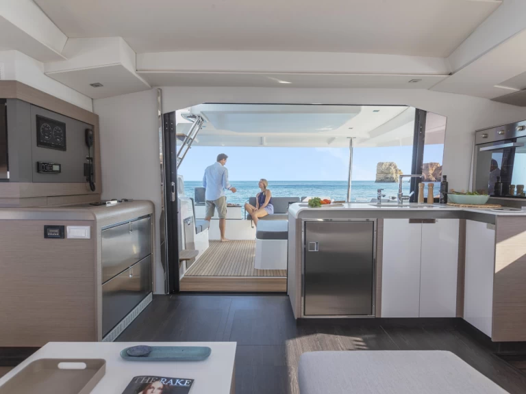 Fountaine Pajot Elba 45 S charter bareboat eller skeppad i Cogolin