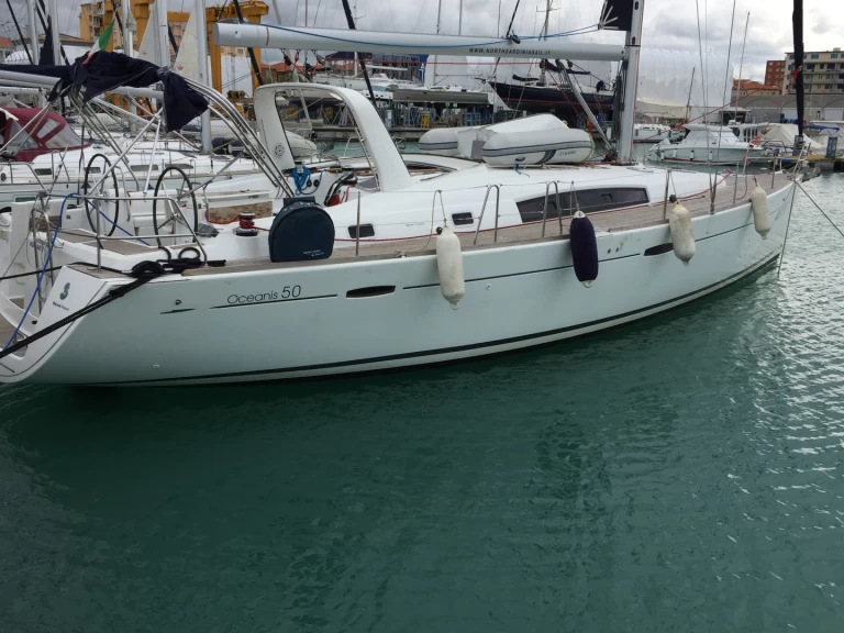 Hyr en Bénéteau Oceanis 50 Family Cugnana Verde 