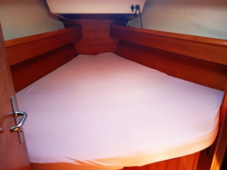 Uthyrning Segelbåt  Jeanneau med en båtlicens 