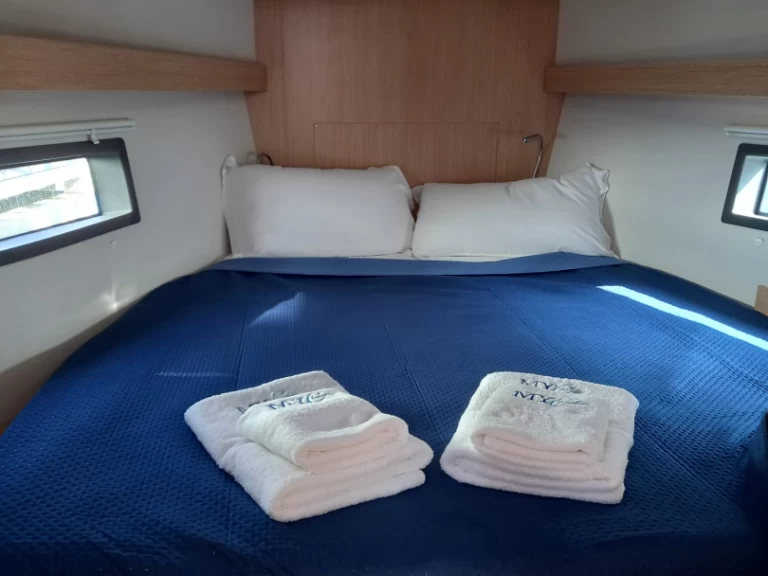 Bavaria Bavaria C42 charter bareboat eller skeppad i Castiglioncello