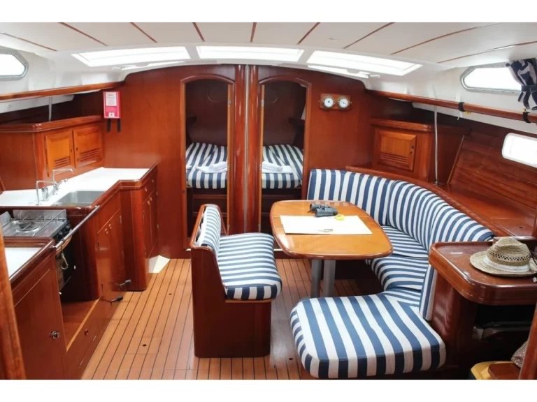 Hyr en Bénéteau Oceanis 473 Fiskárdo 