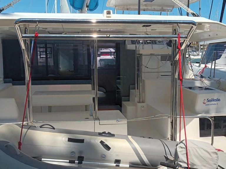 Leopard Catamarans / Robertson & Caine Leopard 40 charter bareboat eller skeppad i Furnari