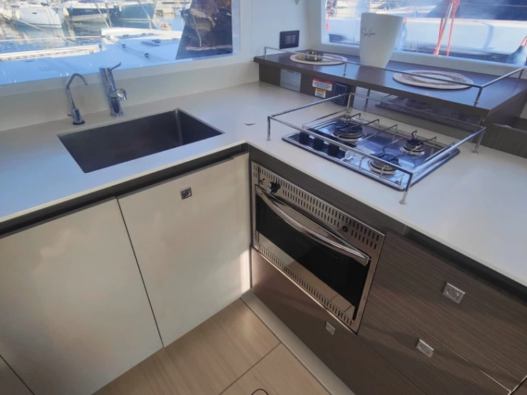 Uthyrning Katamaran  Leopard Catamarans / Robertson & Caine med en båtlicens 