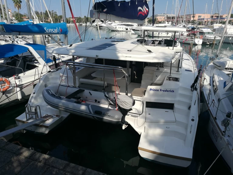 Leopard Catamarans / Robertson & Caine Leopard 45 charter bareboat eller skeppad i Cannigione