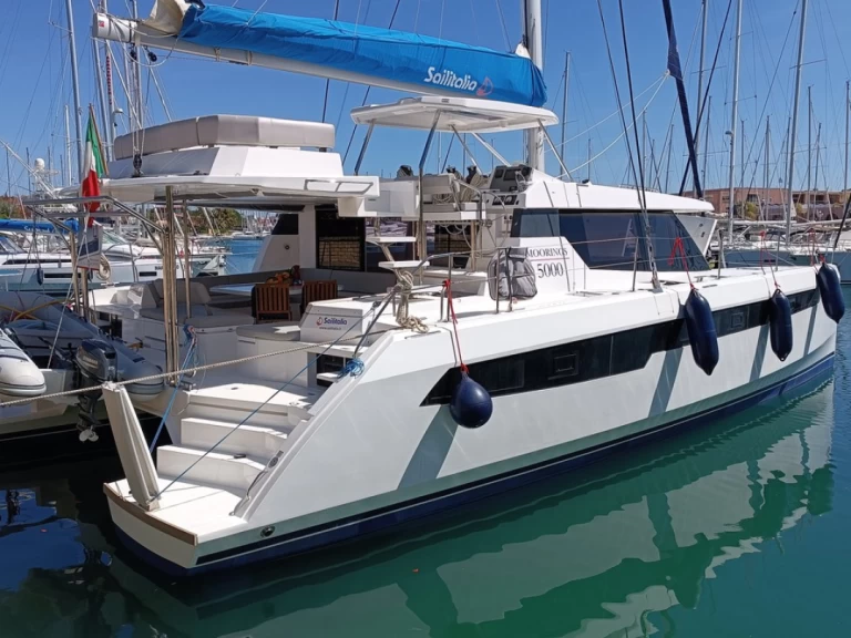 Leopard Catamarans / Robertson & Caine Leopard 50 - 5 + 1 cab charter bareboat eller skeppad i Furnari