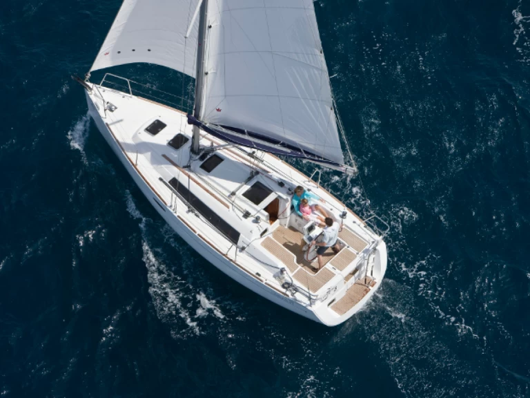 Bénéteau Oceanis 31 charter bareboat eller skeppad i Procida