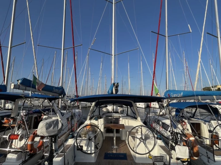 Bénéteau Oceanis 35.1 charter bareboat eller skeppad i Furnari