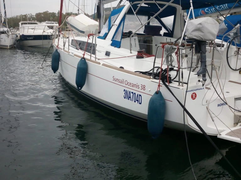 Bénéteau Oceanis 38 charter bareboat eller skeppad i Cannigione