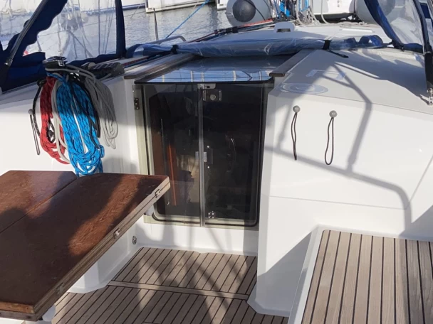 Bénéteau Oceanis 38.1 charter bareboat eller skeppad i Procida