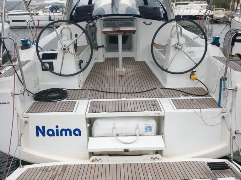 Hyr en Bénéteau Oceanis 38.1 Cannigione 