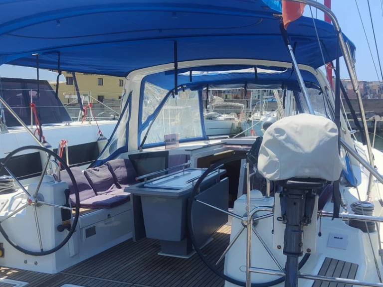 Bénéteau Oceanis 41.1 charter bareboat eller skeppad i Procida