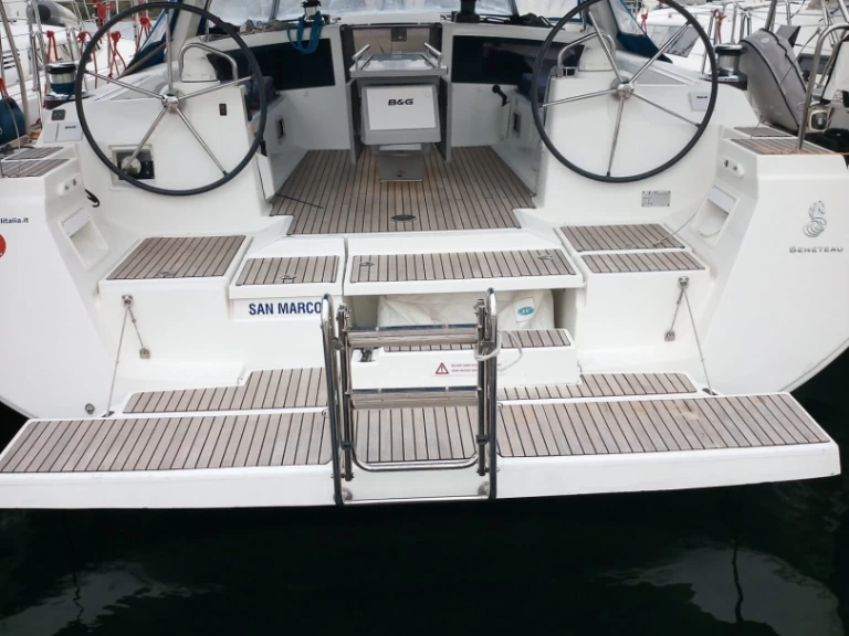 Hyr en Bénéteau Oceanis 48 Procida 