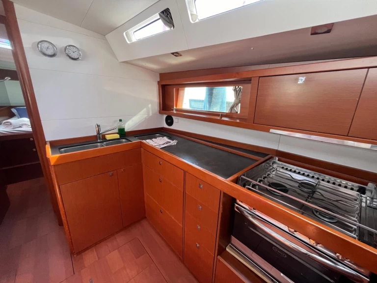 Yacht charter Procida billig Oceanis 48