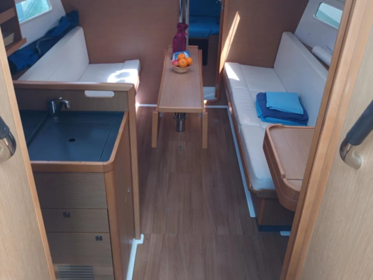 Jeanneau Sun Odyssey 319 charter bareboat eller skeppad i Furnari