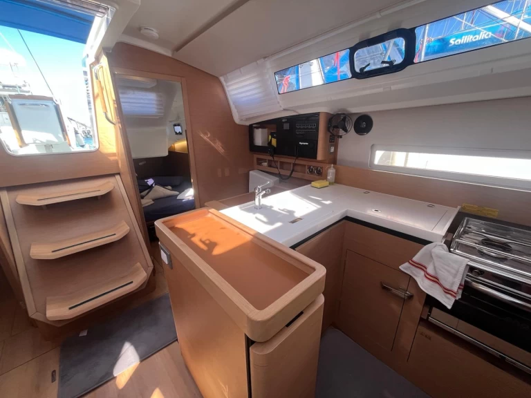Jeanneau Sun Odyssey 410 charter bareboat eller skeppad i Cannigione
