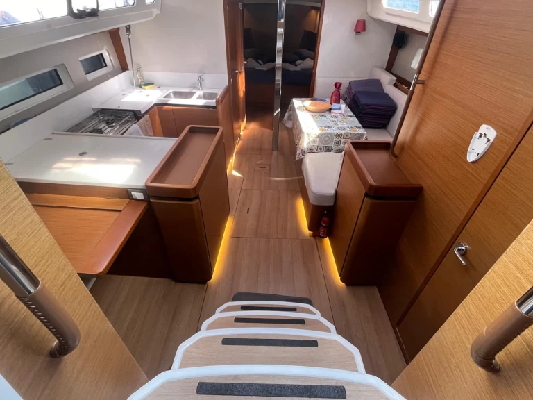 Jeanneau Sun Odyssey 440 charter bareboat eller skeppad i Cannigione