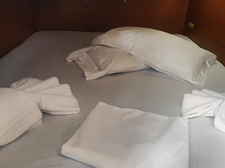 Jeanneau Sun Odyssey 440 charter bareboat eller skeppad i Furnari