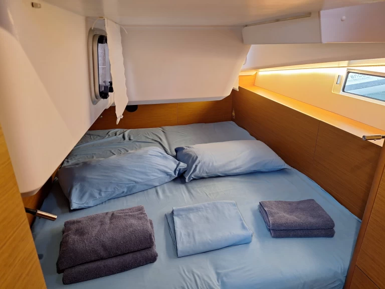 Hyra Segelbåt  med eller utan skeppare Jeanneau Furnari 