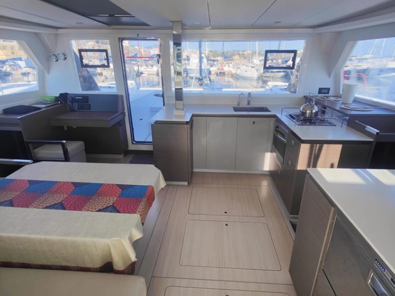 Uthyrning Katamaran  Leopard Catamarans / Robertson & Caine med en båtlicens 