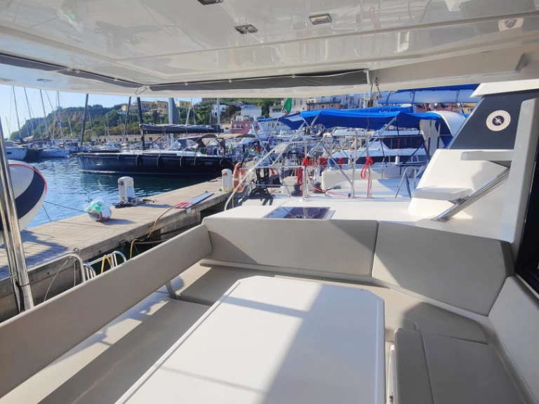 Leopard Catamarans / Robertson & Caine Leopard 42 - 4 cab. charter bareboat eller skeppad i Procida