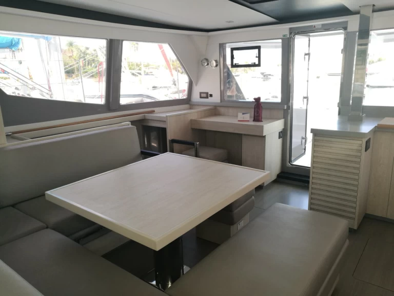 Hyra Katamaran  med eller utan skeppare Leopard Catamarans / Robertson & Caine Cannigione 