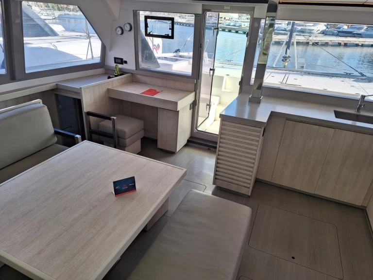 Leopard Catamarans / Robertson & Caine Leopard 45 charter bareboat eller skeppad i Furnari