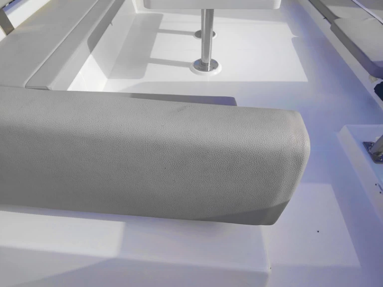 Leopard Catamarans / Robertson & Caine Leopard 50 - 5 + 1 cab charter bareboat eller skeppad i Procida