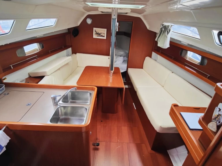 Yacht charter Procida billig Oceanis 31